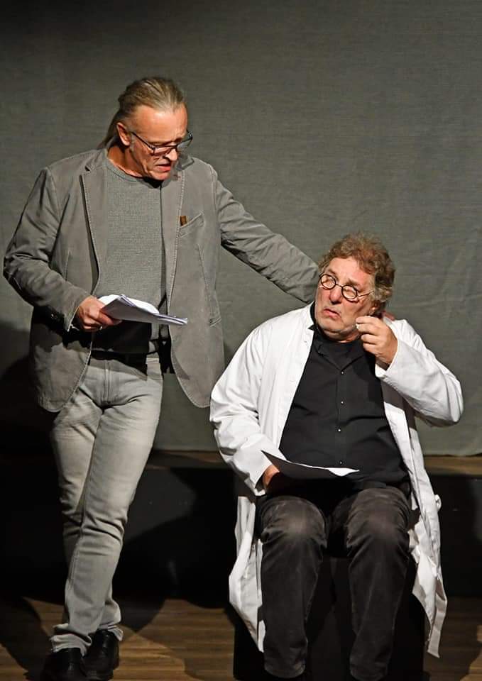 Grauer Herr "momo" mit Detlef Heinchen am "Michael Ende Abend" im Theatrium Steinau

